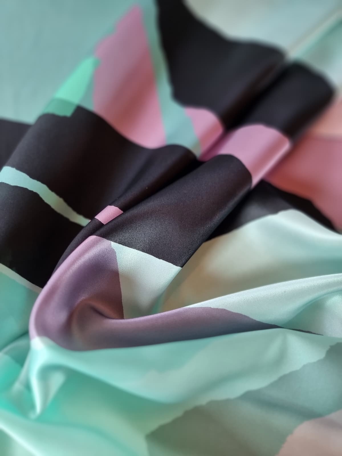 Tesatura din matase naturala satinata sub formă de panou cu design geometric, nuanțe de Verde / Roz / Negru - imagine 5