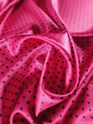 Tesatura din matase naturala satinată cu buline negre pe fond Rosu