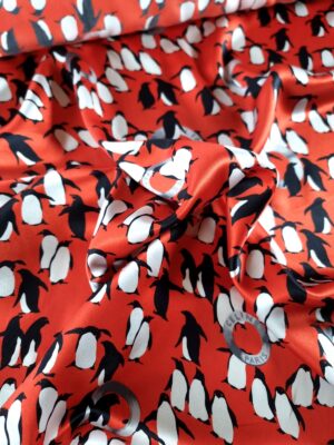 Tesatura din matase naturala - satinată cu imprimeu de pinguini albi-negrii pe fond Rosu