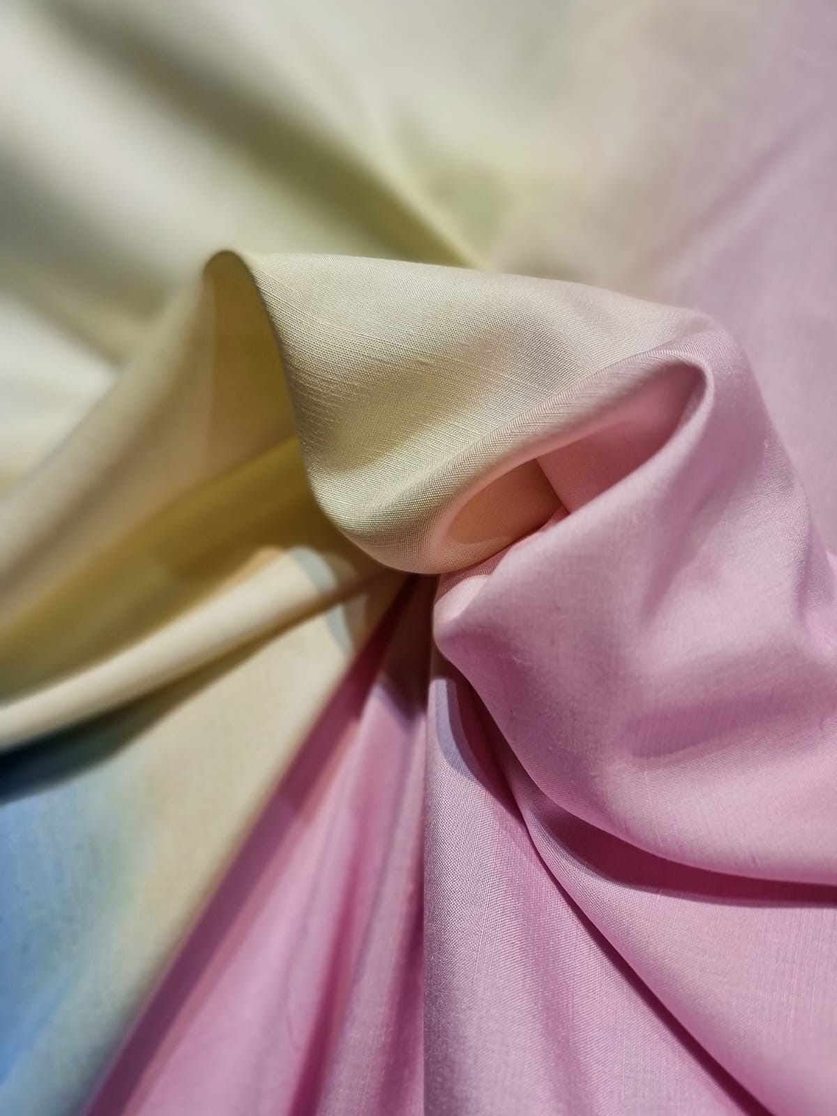 Tesatura shantung din matase naturala - design tricolor pastel, Roz / Galben / Bleu - imagine 2