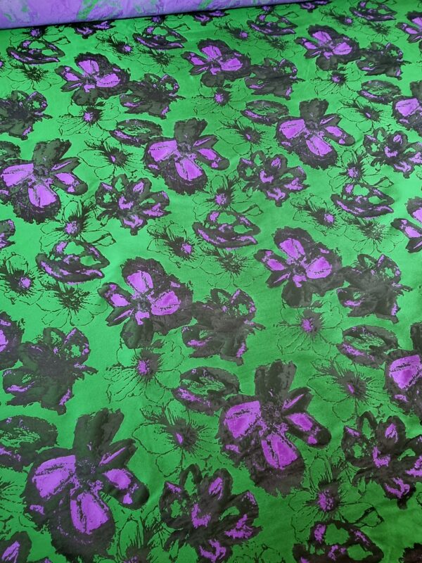 Tesatura tafta tip Jacquard cu flori mari mov pe fond Verde