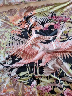 Tesatura twill din matase naturala sub formă de panou cu pasari și flori exotice, Roz piersiciu / Negru