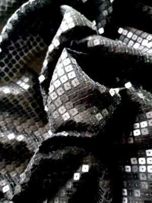 Tesatura cu paiete aplicate pe suport voal, Negru