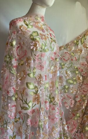 Țesătură cu broderie pe tulle, cu mărgele și paiete, ghirlande de flori pastel, roz, ivoire, verde.