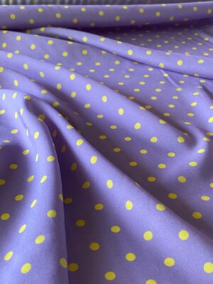 Țesătură din mătase naturală, crepe de Chine, cu buline galbene (6mm) pe fond mov-deschis.