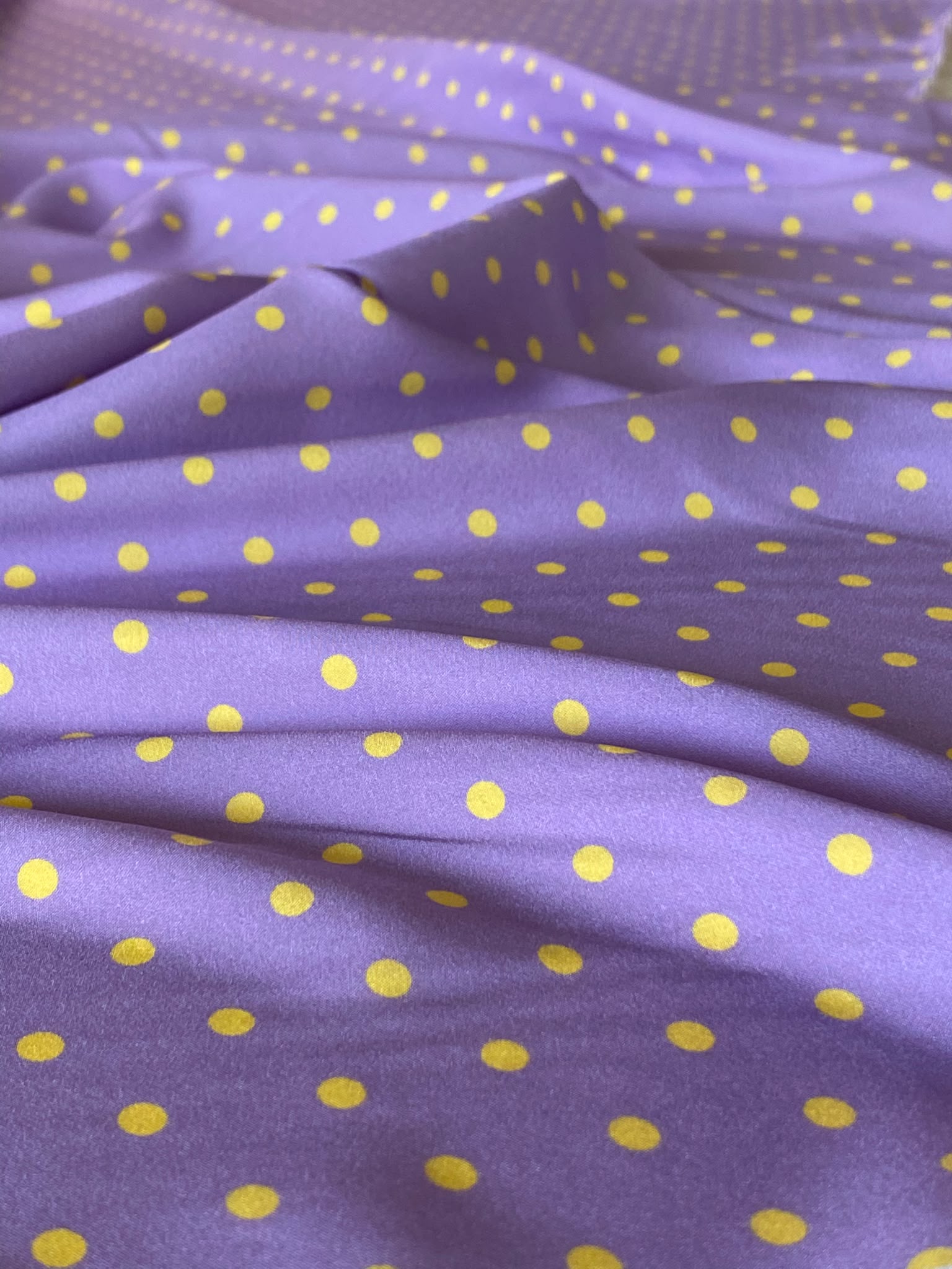 Țesătură din mătase naturală, crepe de Chine, cu buline galbene (6mm) pe fond mov-deschis. - imagine 4