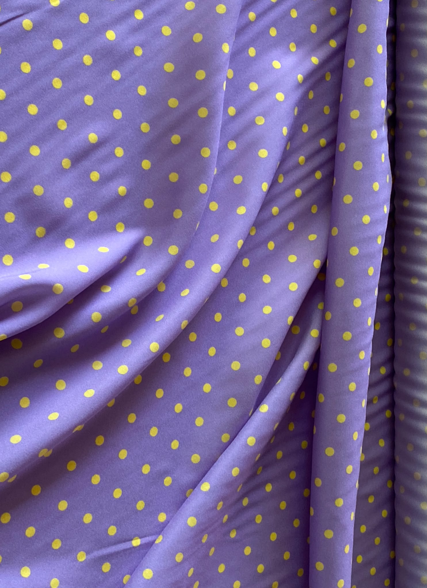 Țesătură din mătase naturală, crepe de Chine, cu buline galbene (6mm) pe fond mov-deschis. - imagine 2