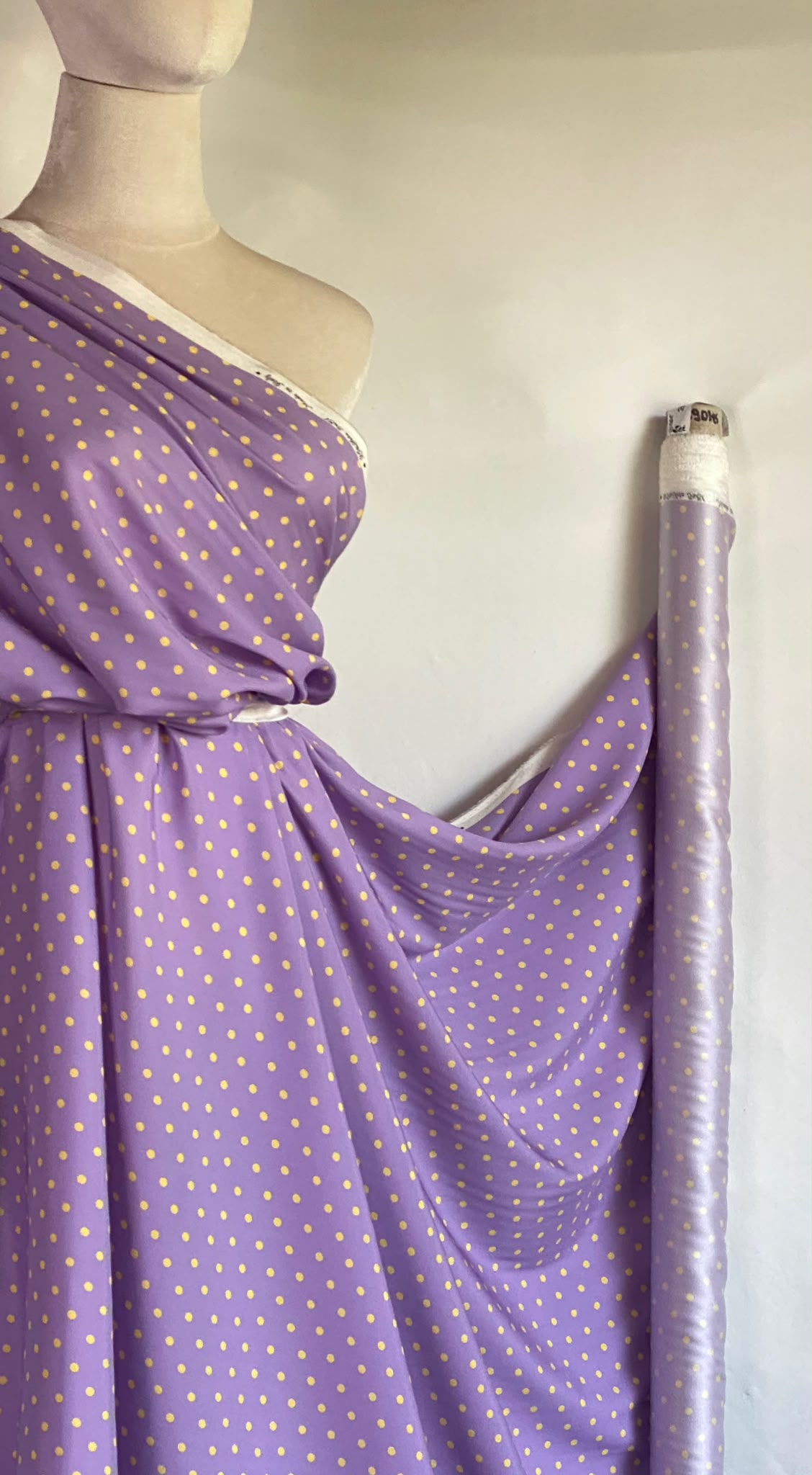 Țesătură din mătase naturală, crepe de Chine, cu buline galbene (6mm) pe fond mov-deschis. - imagine 3