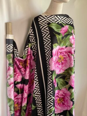 Țesătură twill din mătase naturală, sub forma de panou 1m x 1m,cu bujori cyclamen pe fond negru