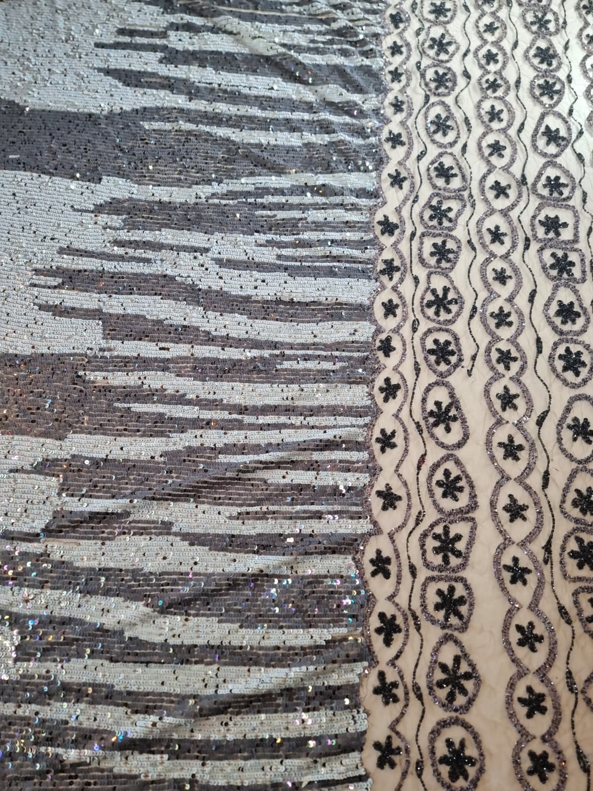 Broderie bogată cu paiete si bordura pe lungimea tesaturii, model abstract in nuanțe de Gri