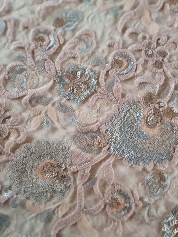 Tesatura cu Broderie Roz vintage si flori cu paiete, Argintiu Satinat