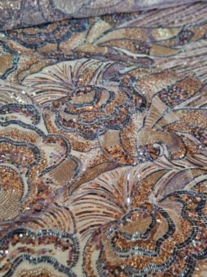 Tesatura broderie bogată cu mărgele si paiete pe suport de tulle, în nuanțe de Mov vinetiu si Cupru