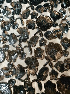 Tesatura brodată cu flori dese din paiete negre pe suport de tulle elastic , Negru