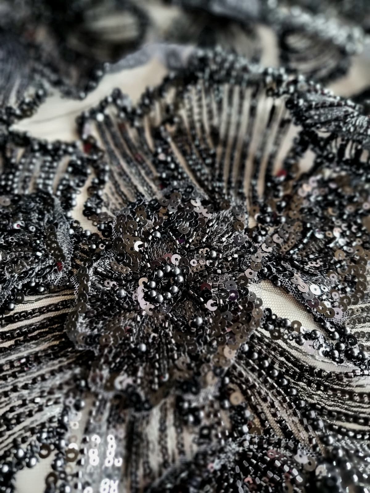 Tesatura cu Broderie bogată cu mărgele și paiete cu flori mari - suport tulle Negru - imagine 3