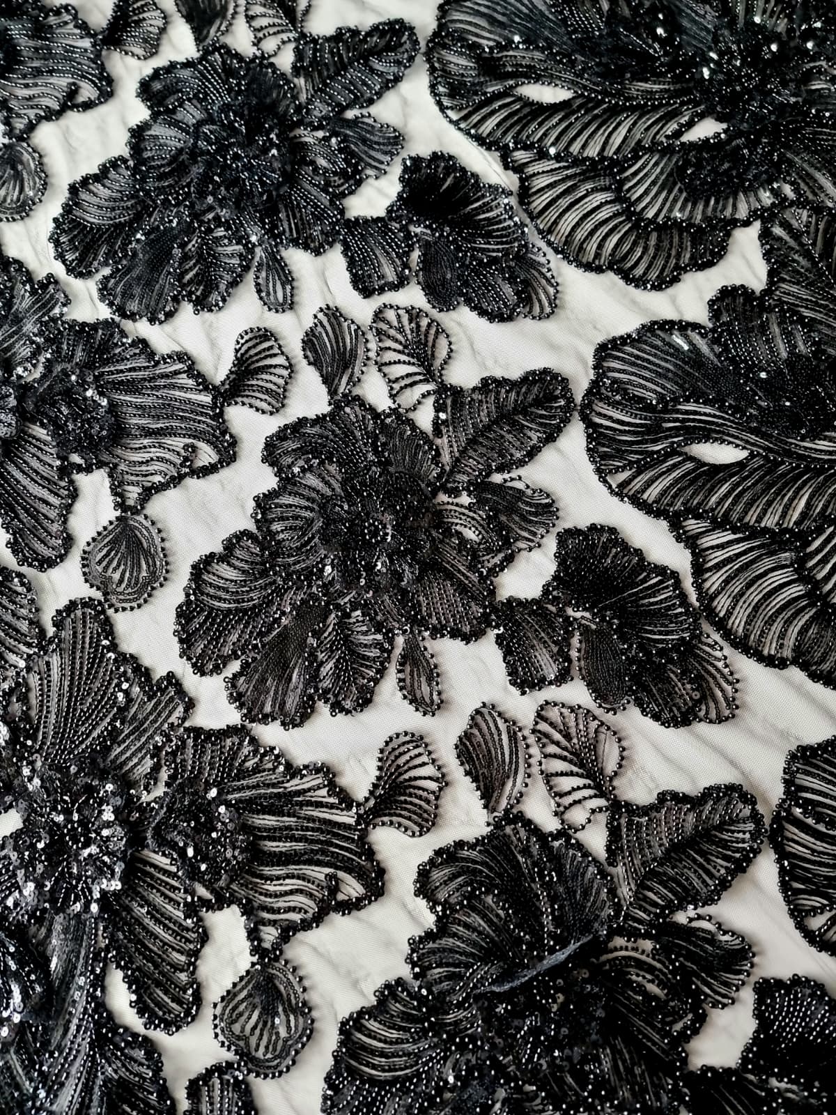 Tesatura cu Broderie bogată cu mărgele și paiete cu flori mari - suport tulle Negru