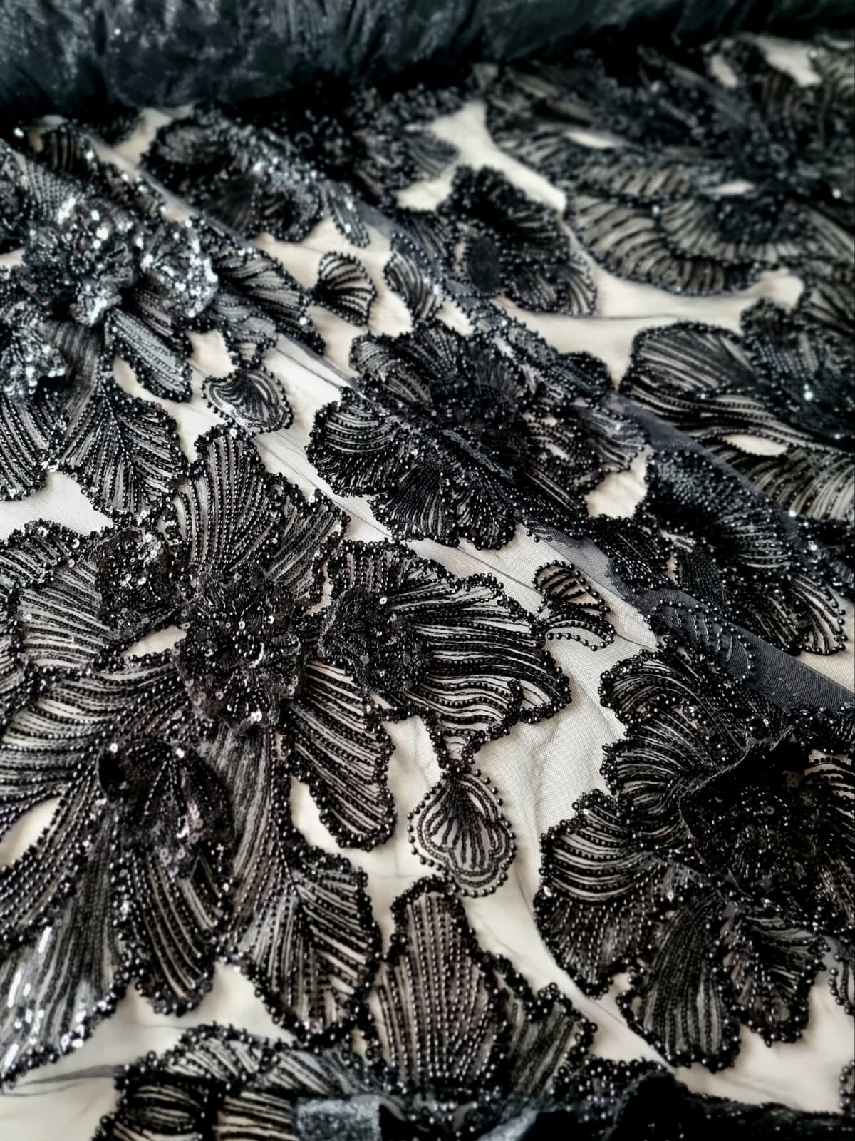 Tesatura cu Broderie bogată cu mărgele și paiete cu flori mari - suport tulle Negru - imagine 6