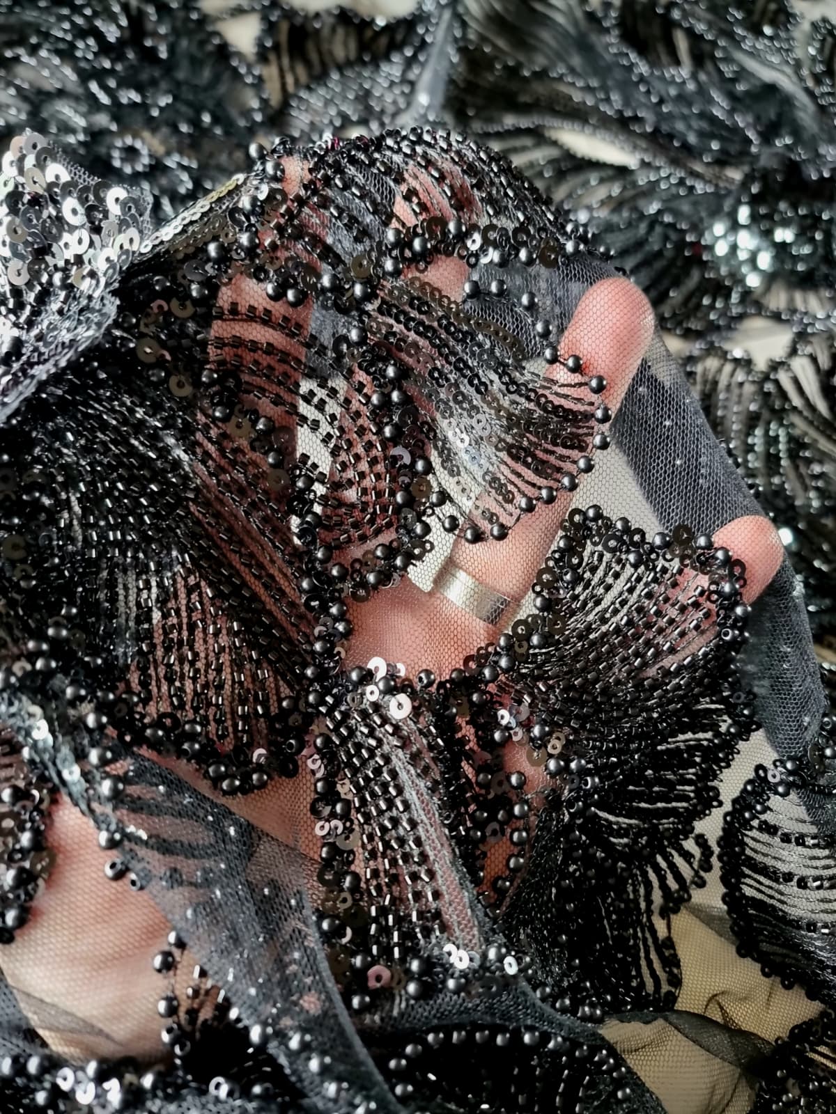 Tesatura cu Broderie bogată cu mărgele și paiete cu flori mari - suport tulle Negru - imagine 9