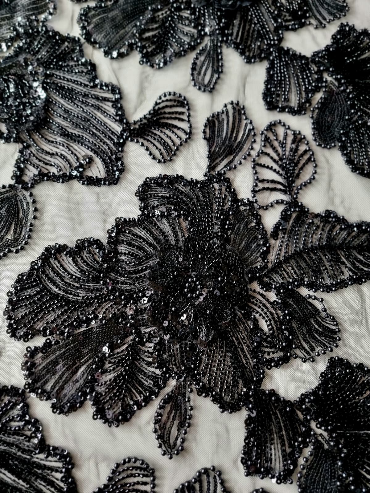 Tesatura cu Broderie bogată cu mărgele și paiete cu flori mari - suport tulle Negru - imagine 10