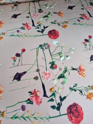 Tesatura Crepe de Chine cu flori muticolor pe fond somon