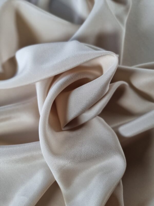 Crepe double face mat/satinat, din mătase naturală cu 5% elastan – design uni — Bej Deschis