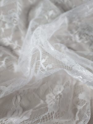 Dantela mixta tip Chantilly cu model floral si borduri laterale finite, Alb
