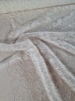 Dantela fină Chantilly cu bordura unilaterală - design floral, Ivoire