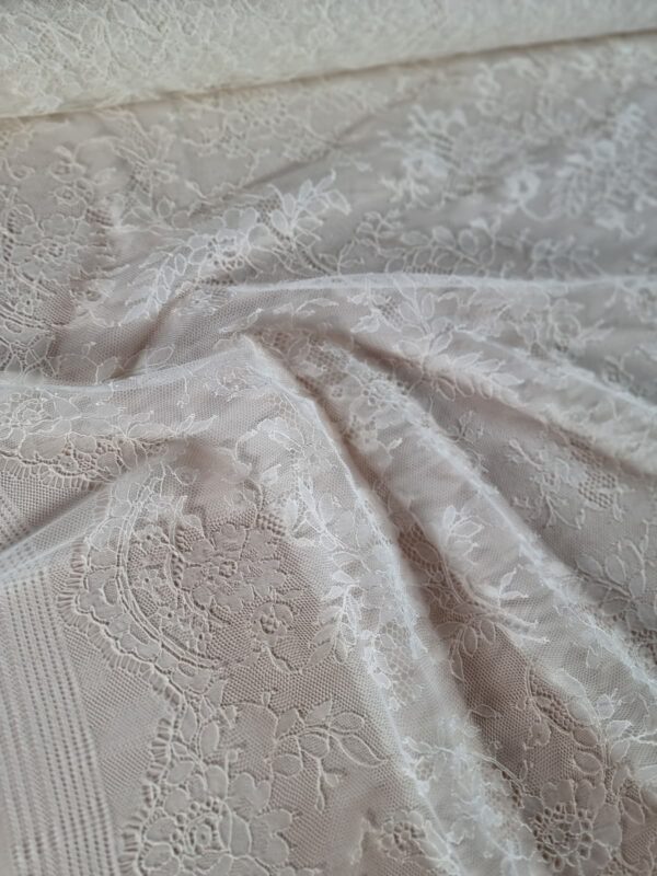 Dantela fină Chantilly cu bordura unilaterală – design floral, Ivoire