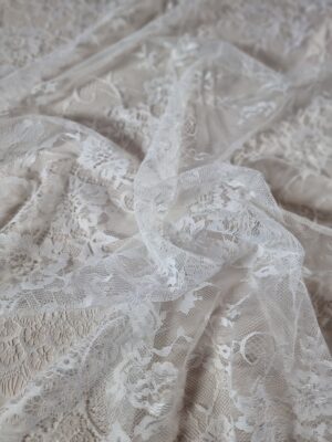 Dantela fina tip Chantilly cu model floral si borduri laterale finite, Alb