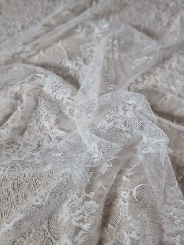 Dantela fina tip Chantilly cu model floral si borduri laterale finite, Alb