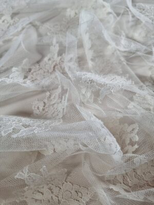 Dantela premium din fibre naturale cu design floral si borduri simetrice, Ivoire