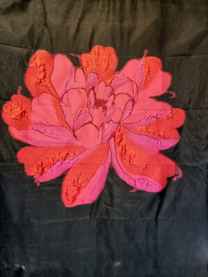 Tesatura devore tip panou cu trandafir imens roșu si cyclame, insertii de fir lurex pe suport de Organza neagră