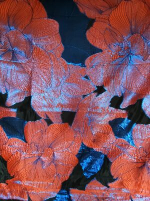 Tesatura devore cu flori mari Corai si striatii din fir de lurex albastru, pe suport de Organza neagră