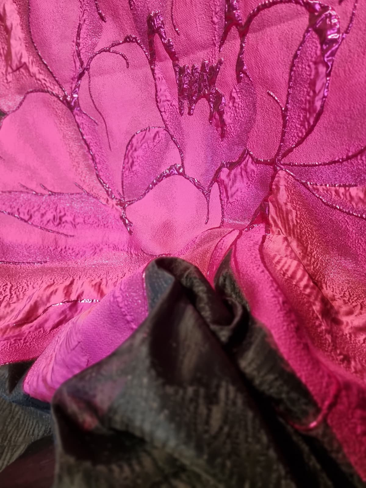 Tesatura devore tip panou cu trandafir imens - cyclamen si insertii de fir lurex pe suport de Organza neagră - imagine 2