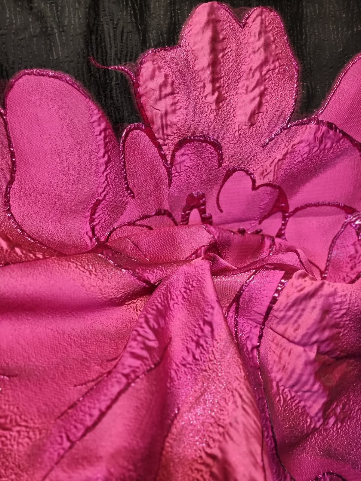 Tesatura devore tip panou cu trandafir imens - cyclamen si insertii de fir lurex pe suport de Organza neagră - imagine 3