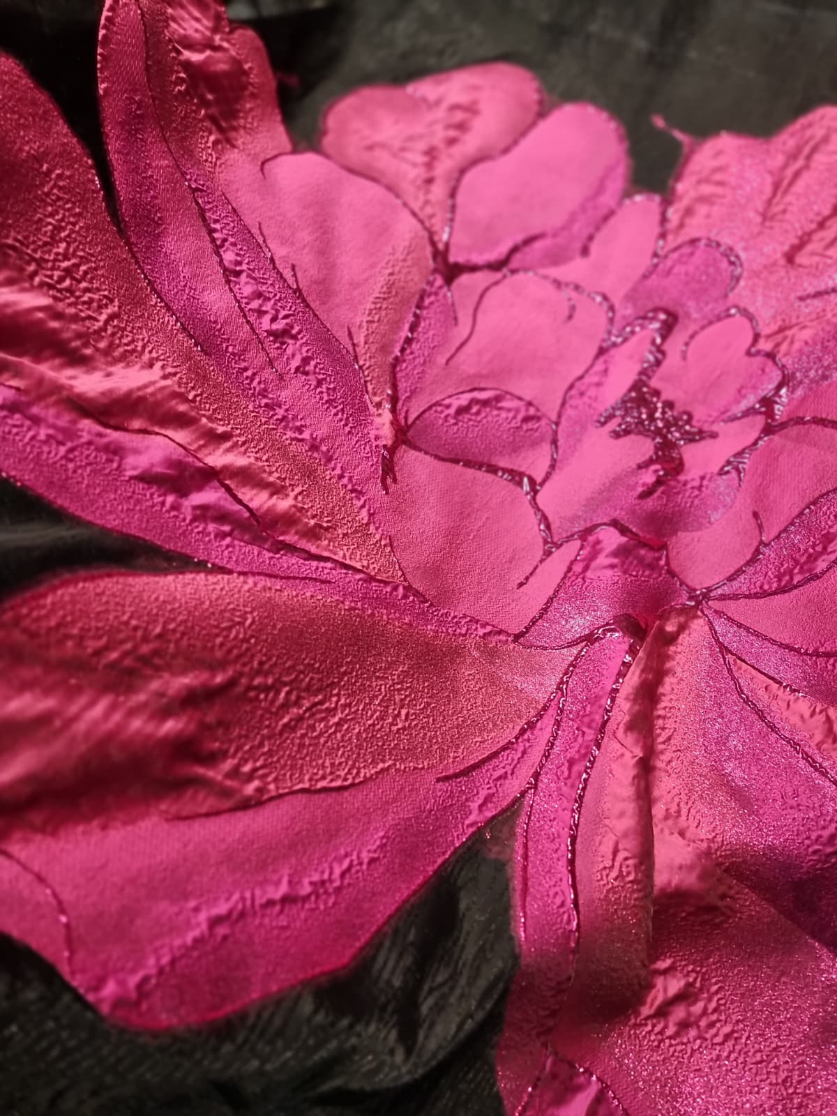 Tesatura devore tip panou cu trandafir imens - cyclamen si insertii de fir lurex pe suport de Organza neagră - imagine 4