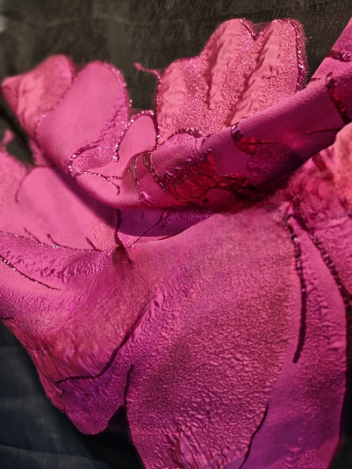 Tesatura devore tip panou cu trandafir imens - cyclamen si insertii de fir lurex pe suport de Organza neagră - imagine 8