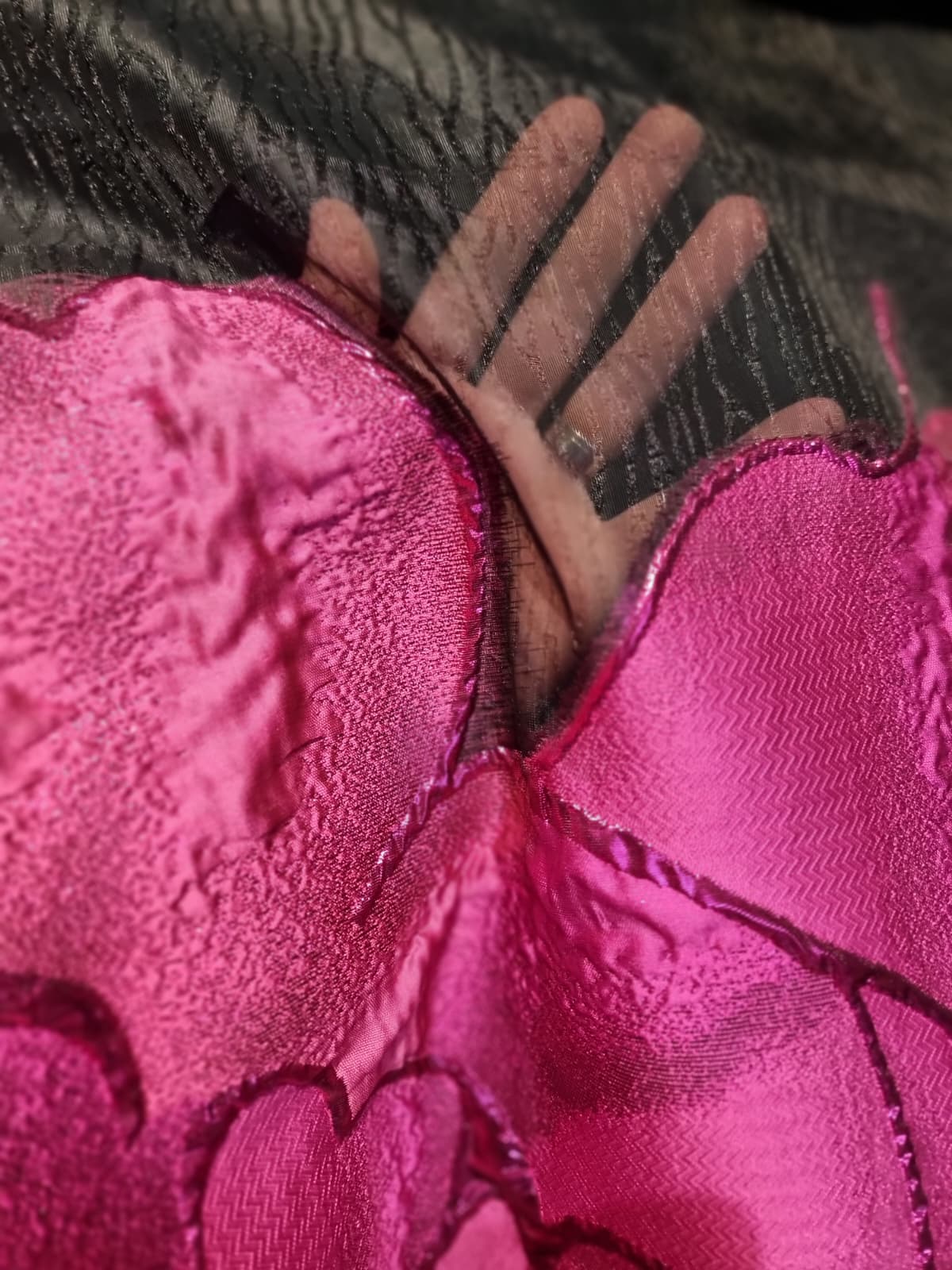 Tesatura devore tip panou cu trandafir imens - cyclamen si insertii de fir lurex pe suport de Organza neagră - imagine 9