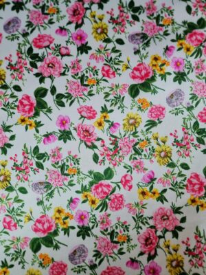 Țesătură tip duchesse satinată din fibre naturale, cu flori mici în nuanțe de Roz, pe fond Ivoire.