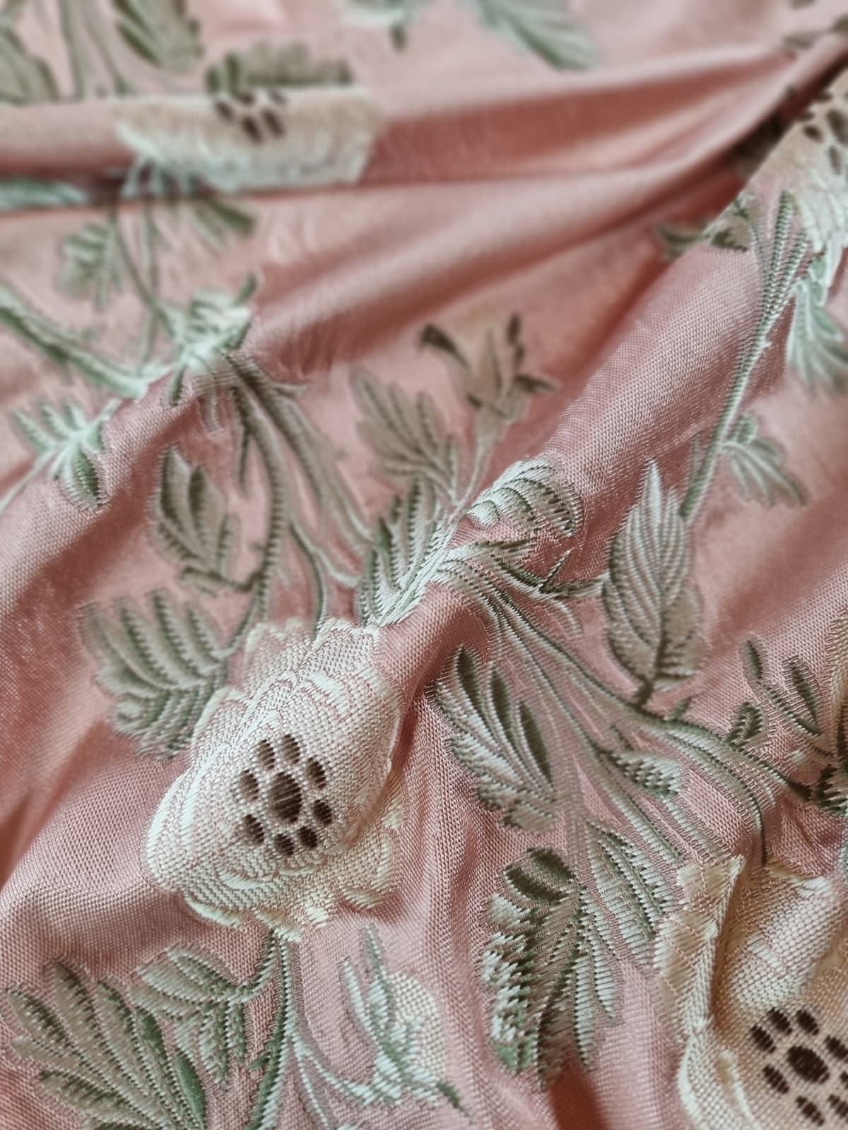 Tesatura Jacquard cu fibre din matase naturala - model floral, Roz Vintage / Verde / Crem - imagine 3