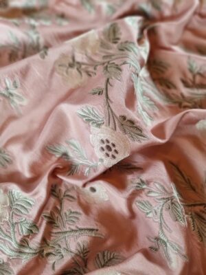 Tesatura Jacquard cu fibre din matase naturala  - model floral,  Roz Vintage / Verde / Crem