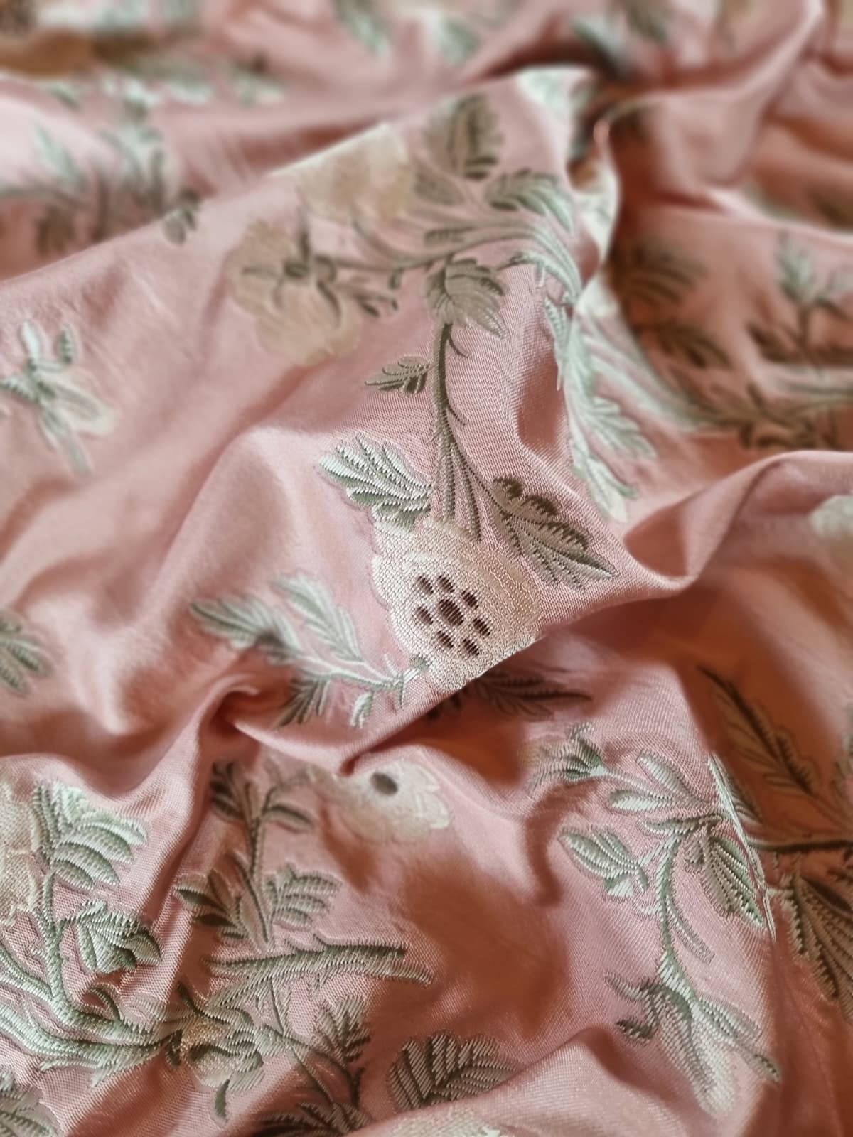 Tesatura Jacquard cu fibre din matase naturala - model floral, Roz Vintage / Verde / Crem