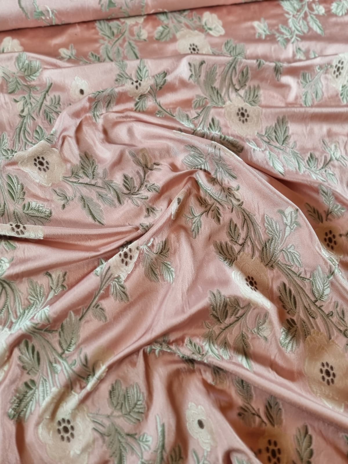Tesatura Jacquard cu fibre din matase naturala - model floral, Roz Vintage / Verde / Crem - imagine 5