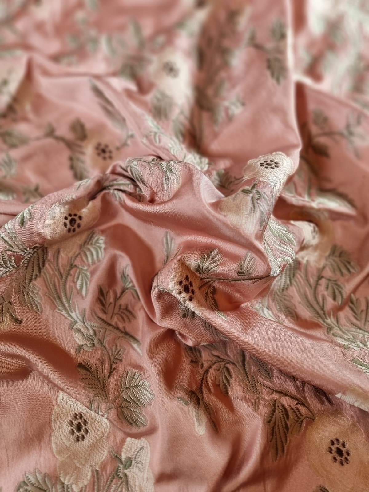 Tesatura Jacquard cu fibre din matase naturala - model floral, Roz Vintage / Verde / Crem - imagine 6