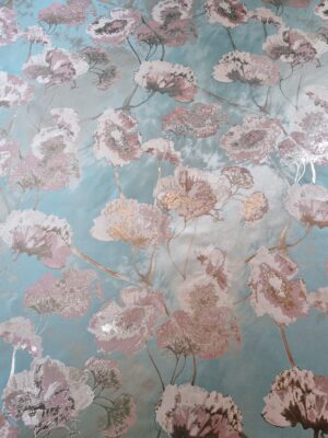 Tesatura Jacquard pretios cu flori mari roz pal - argintiu pe fond Bleu pastel