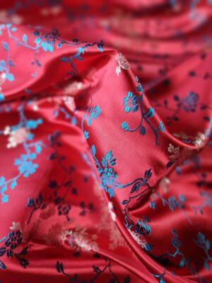 Tesatura Jacquard satinată cu flori albastre si aurii in stil asiatic pe fond Roșu