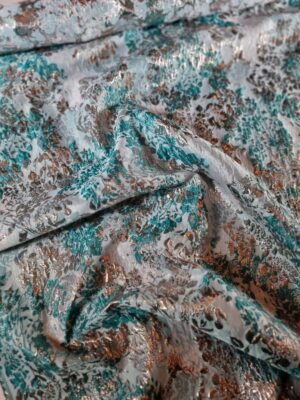 Tesatura Jacquard cu flori turcoaz și argintii pe fond Bleu