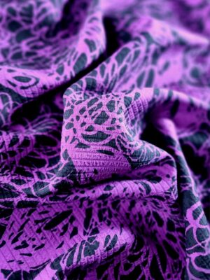 Tesatura din matase naturala cu model floral, Mov Prună pe fond Negru