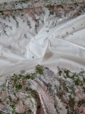 Tesatura Organza cu matase naturala si insertii de fir lurex - tip panou si design floral, cu bordură Roz pal si Verde kaki pe fond Ivoire