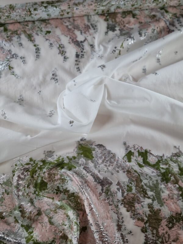 Tesatura Organza cu matase naturala si insertii de fir lurex – tip panou si design floral, cu bordură Roz pal si Verde kaki pe fond Ivoire
