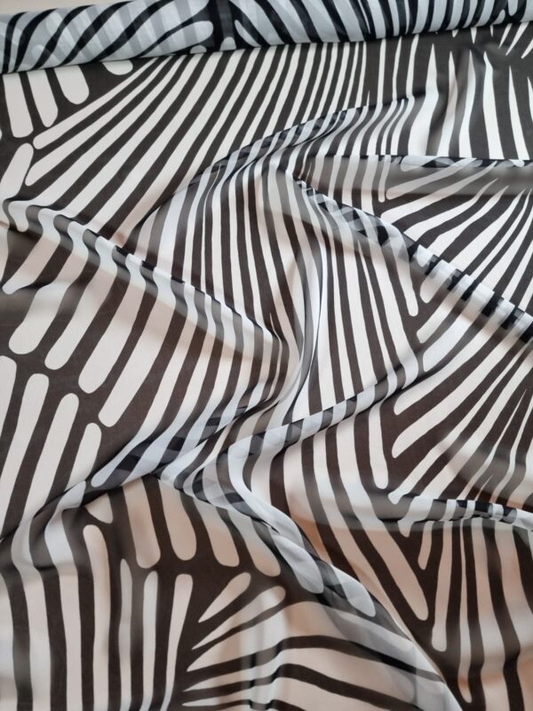 Voal Georgette din matase naturala –  design cu raze Albe pe fond Negru